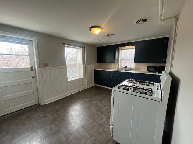 Building Photo - Large 1 bed Lower Level Duplex Unit