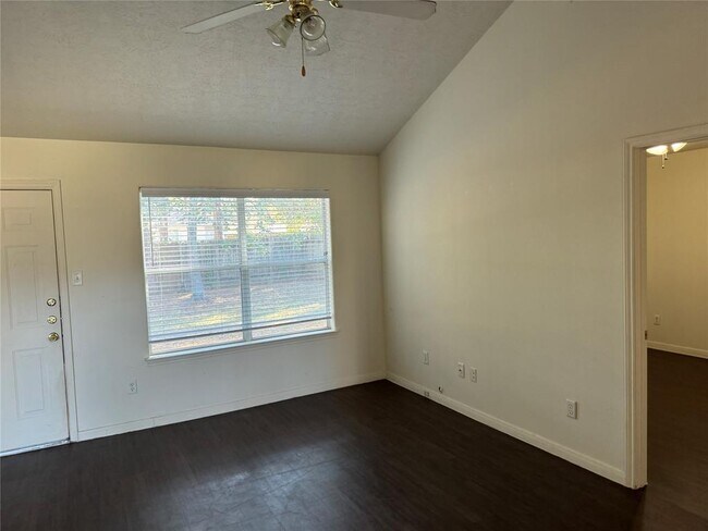 Foto del edificio - 16310 Long Valley Ct