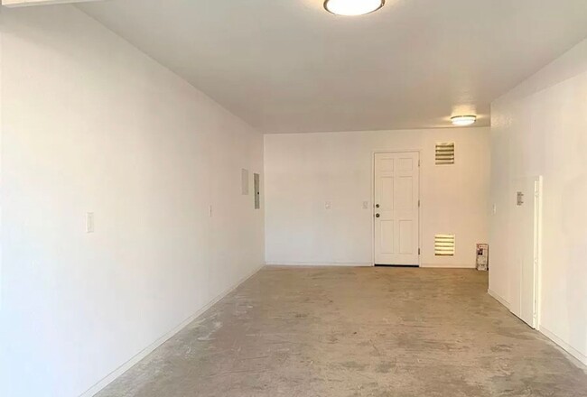 Building Photo - Upstairs 2 bed/1bath with private garage i...