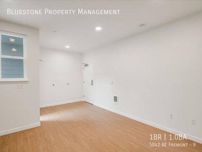 Building Photo - 5042 NE Fremont-9