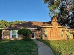 Building Photo - 2900 Druid Dr
