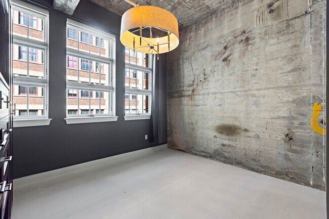 Building Photo - 140 Bay St