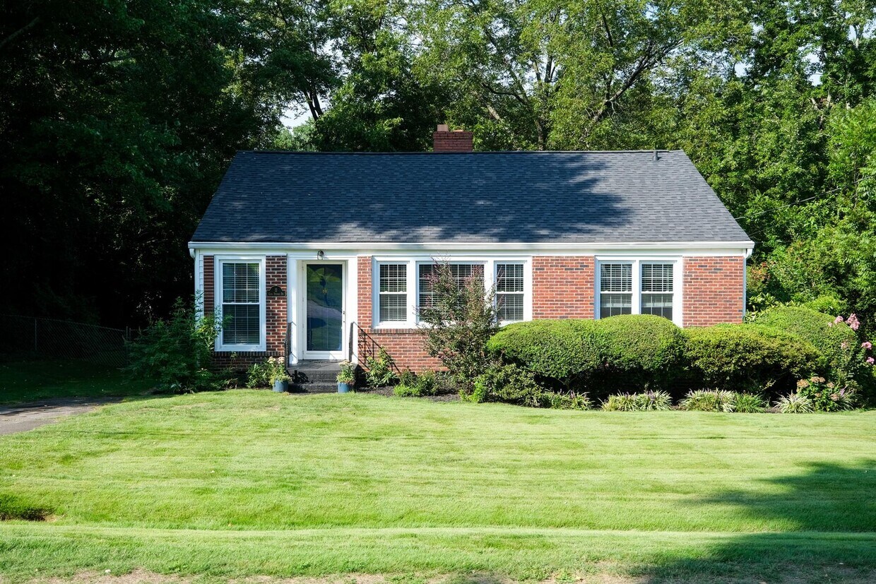 Foto principal - 3 bedroom, 1.5 bath house with fenced back...