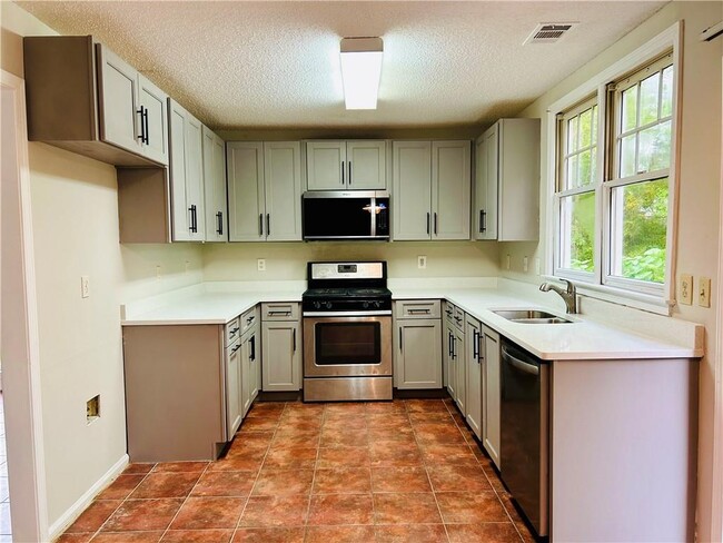 Building Photo - 2580 Binghampton Ln