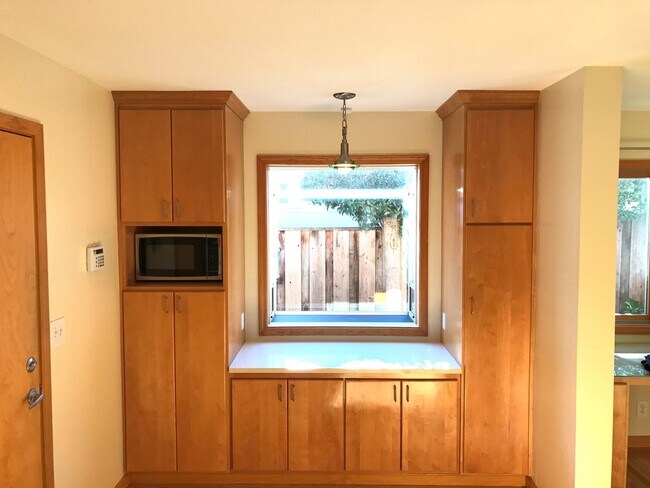 Foto del edificio - Desirable Mountain View 4 Bed 3 Bath Home ...