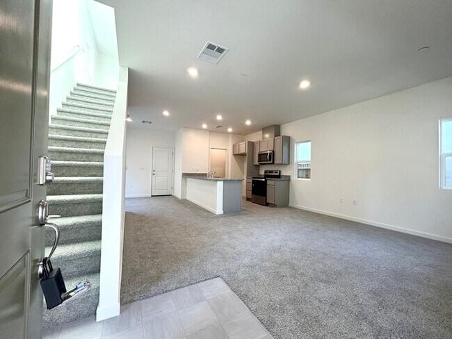 Building Photo - Beautiful New 3 Bedroom 2 Bathroom in Balb...