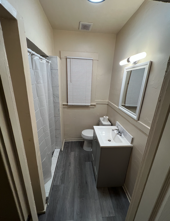 bathroom - 404 23rd St