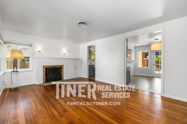 Building Photo - Gorgeous home recently updated
