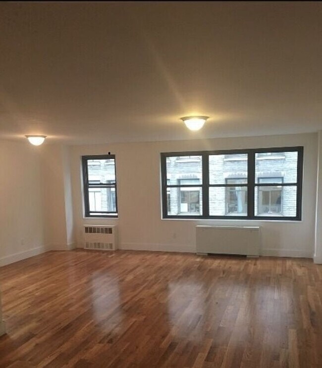 Building Photo - 5 AVENUE
