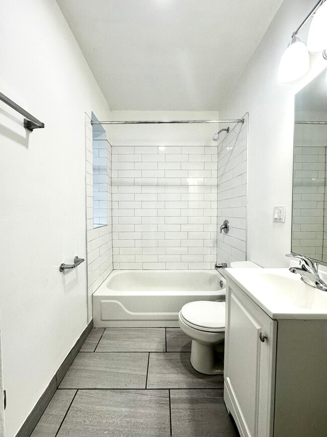 Sample 1 Available Feb / 2026 - 4031 N Kenmore Apartments