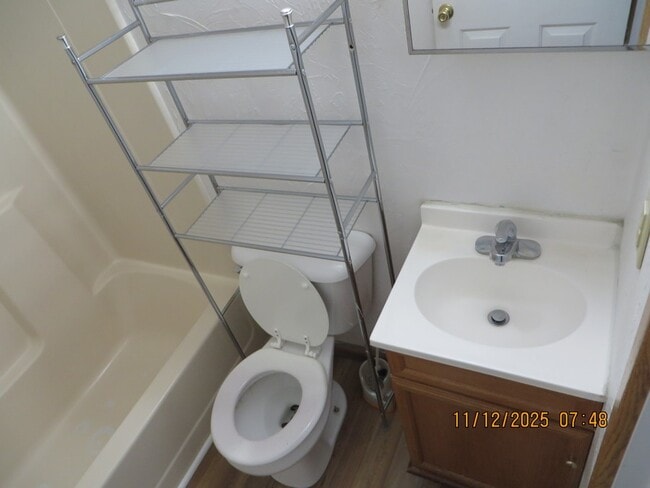 Foto del edificio - 423 E 8th St