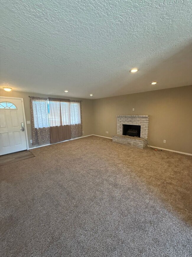 Foto del edificio - Updated 3+ Bedroom 2 Bath House with Large...