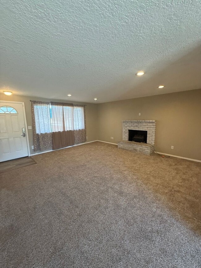 Foto del edificio - Updated 3+ Bedroom 2 Bath House with Large Fenced In Yard