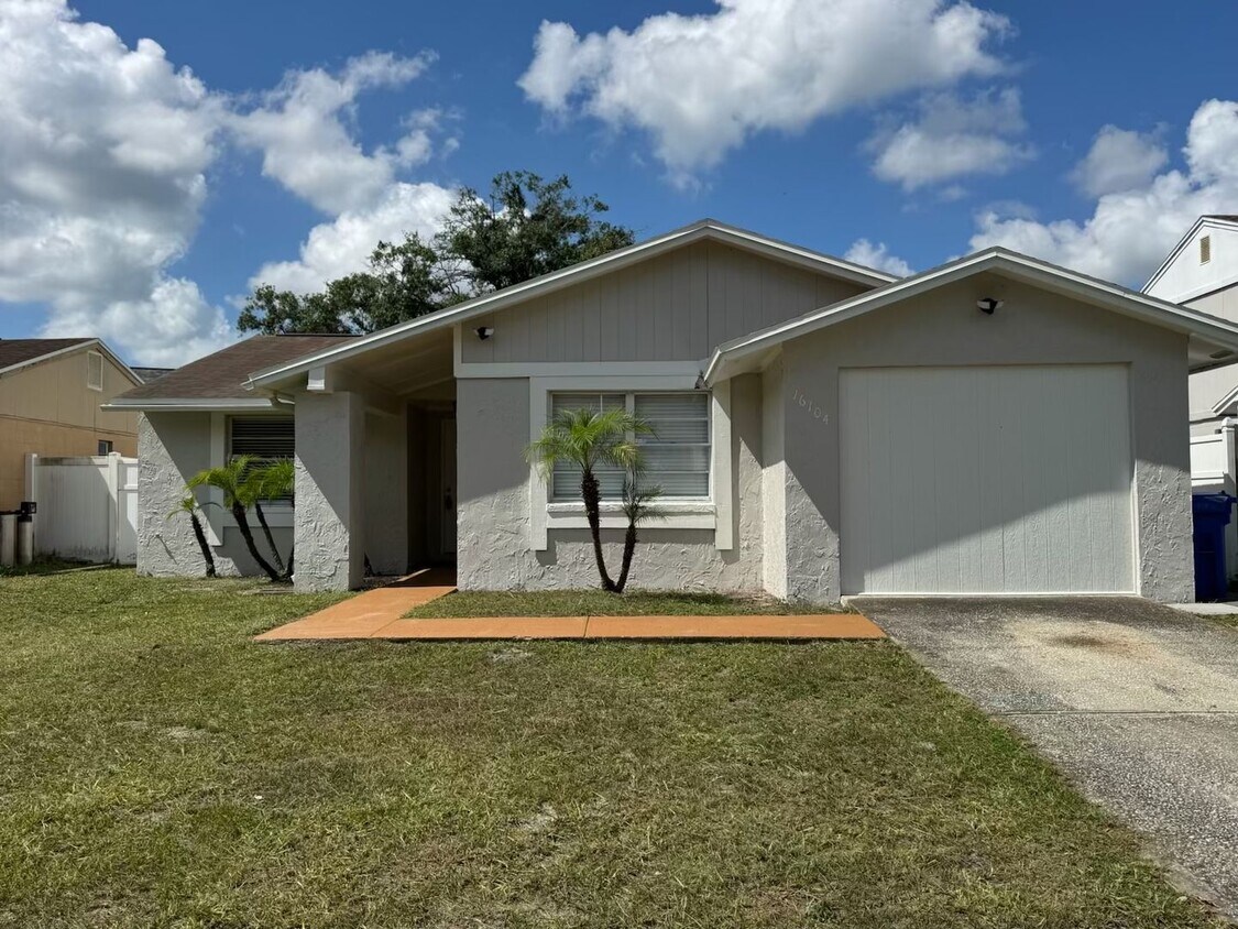 Foto principal - Freshly Updated Lake-Front Retreat in Desi...