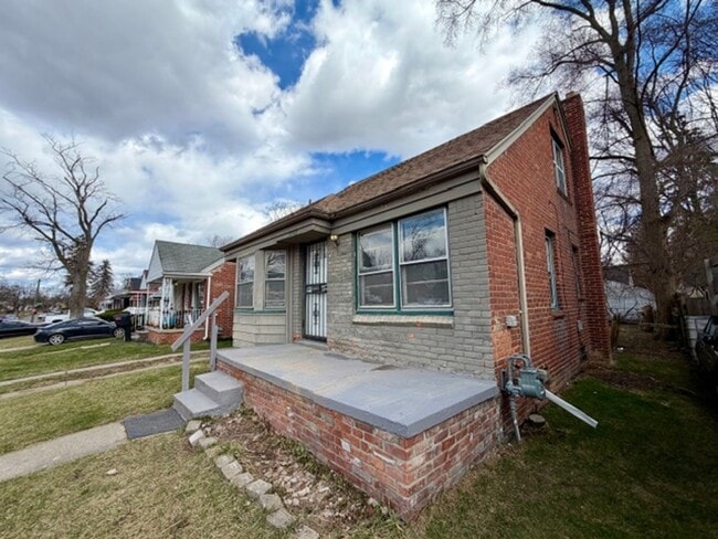 Building Photo - 3 Bedroom 1 Bath Welcome Section 8 Call 313-429-3244 Kpm Detroit