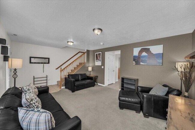 Building Photo - Hidden Valley Townhome!! END UNIT!