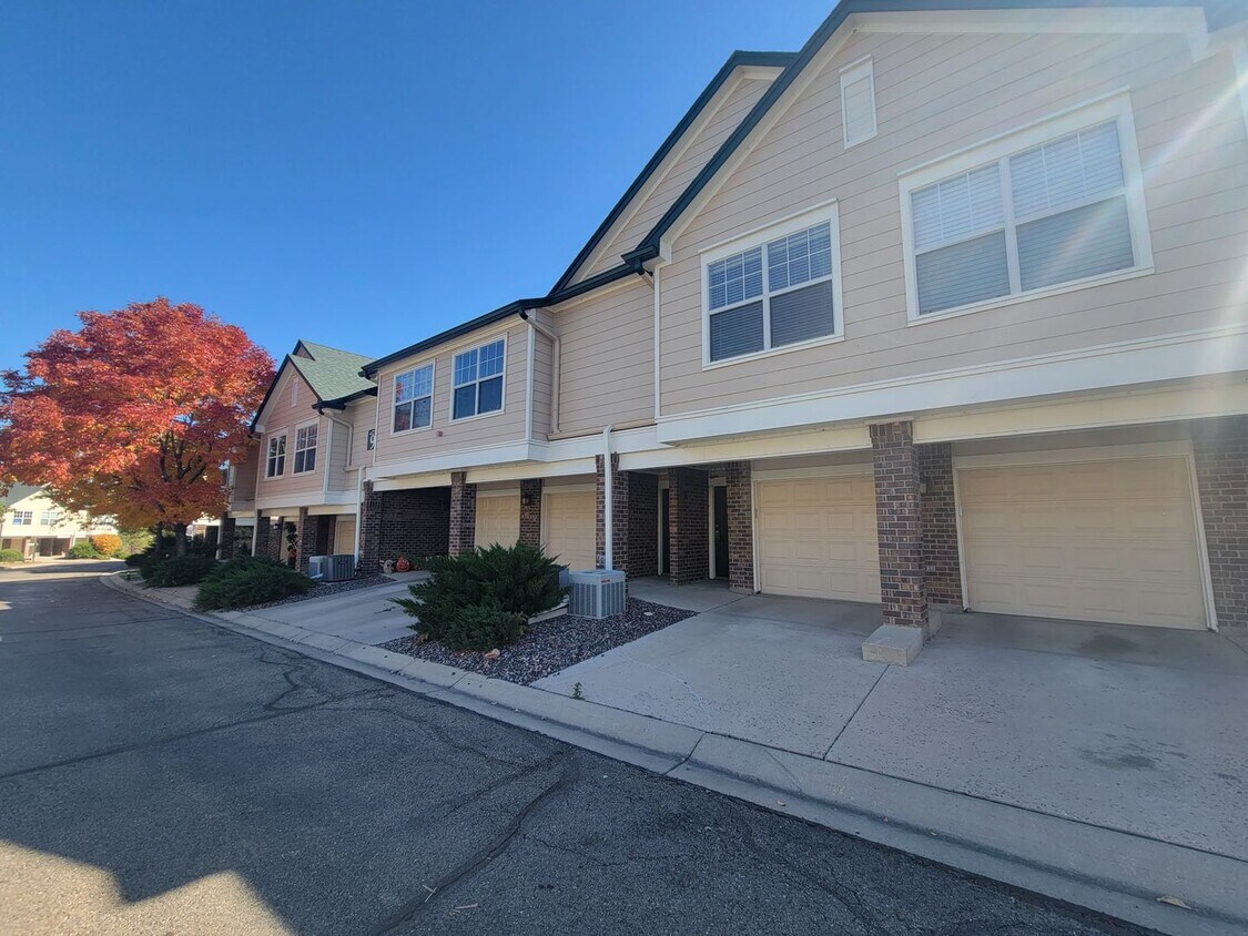 Foto principal - Spacious 2 bedroom, 2 bathroom townhome in...