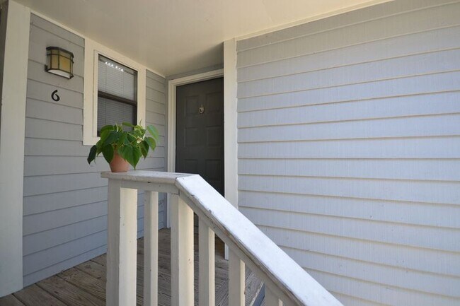 Building Photo - 10163 Creekside Dr