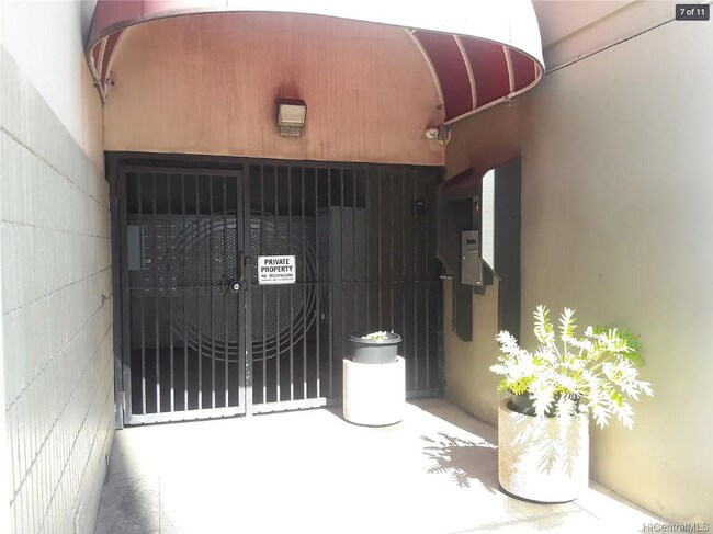 Gated Entrance - 1226 Alexander St