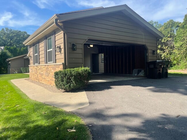 Building Photo - 611 Saint Johns Dr
