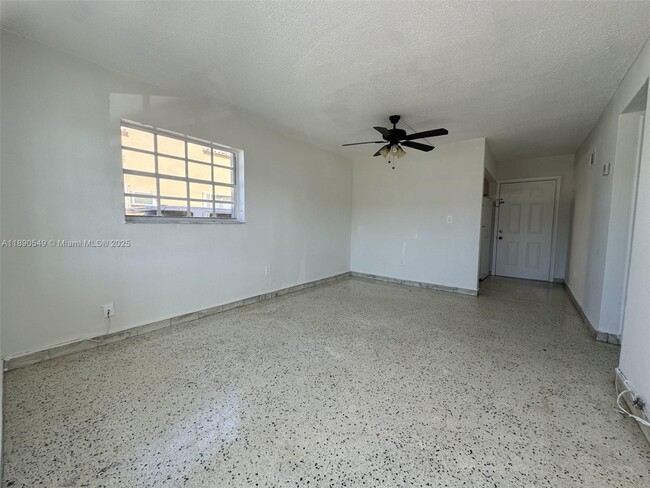 Foto del edificio - 945 W 23rd St