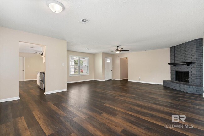 Building Photo - 122 Lake Forest Blvd
