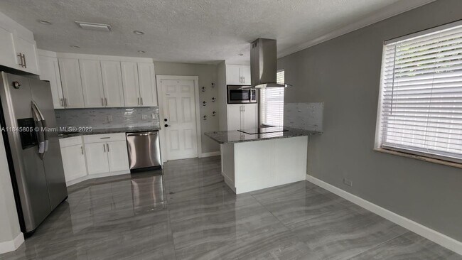 Building Photo - 625 Royal Palm Dr