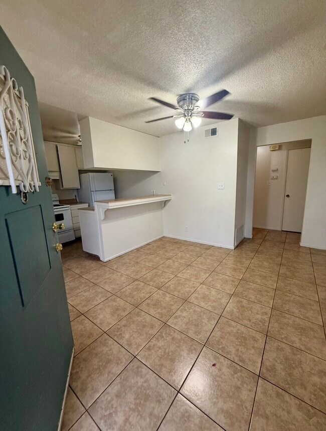 Building Photo - 4479 La Cresta Way