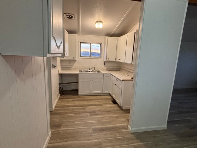 Building Photo - 425 8th Ave W