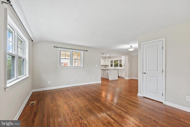 Foto del edificio - 2722 Woodley Pl