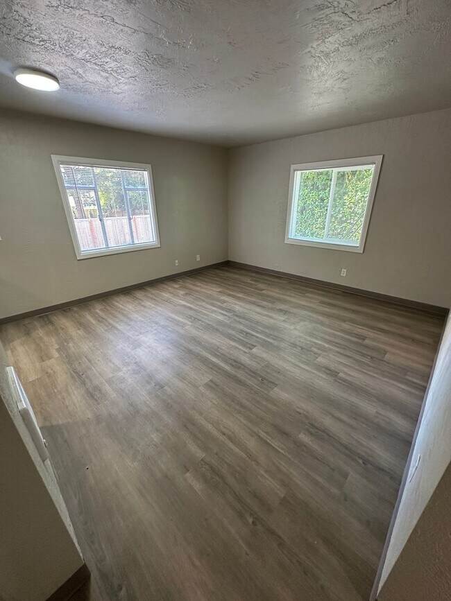 Foto del edificio - (949) Harrison Street Plex - 2 Bedroom / 1 Bathroom - Updated