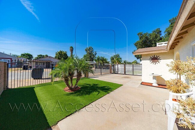 Foto del edificio - Charming 2 Bed/ 1 Bath Amazing Home In Lak...