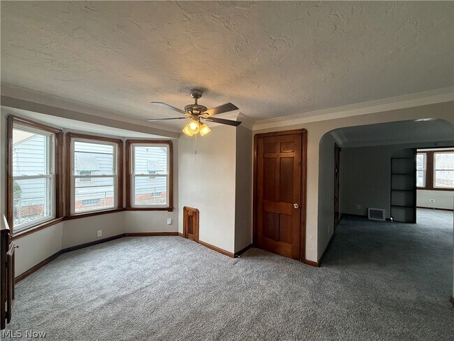 Foto del edificio - 6715 Theota Ave