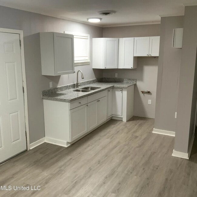 Building Photo - 1144 McCluer Rd