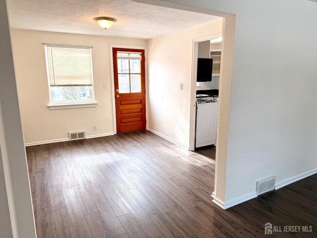 Building Photo - 139 Newman St