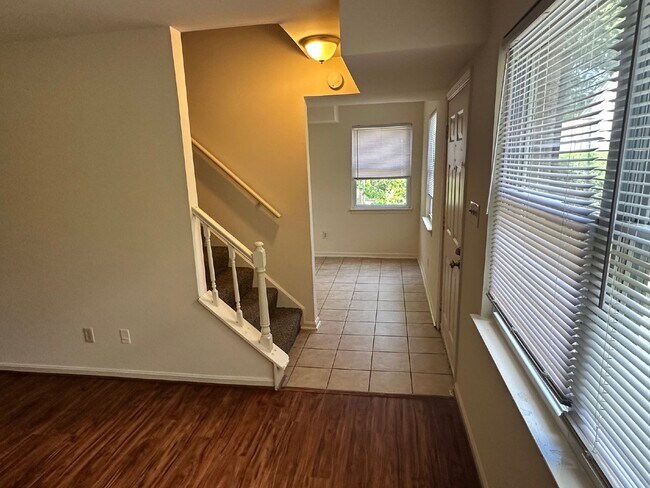 Foto del edificio - Cozy Townhome Living in a Convenient Lorton Location