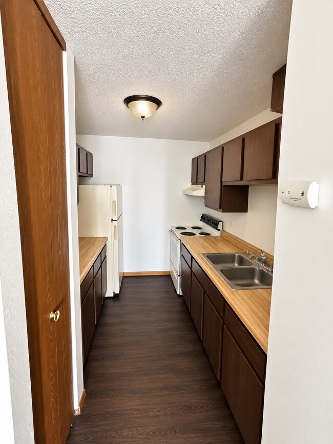 Building Photo - Great location 2 bedroom aparment near MSUM available now!