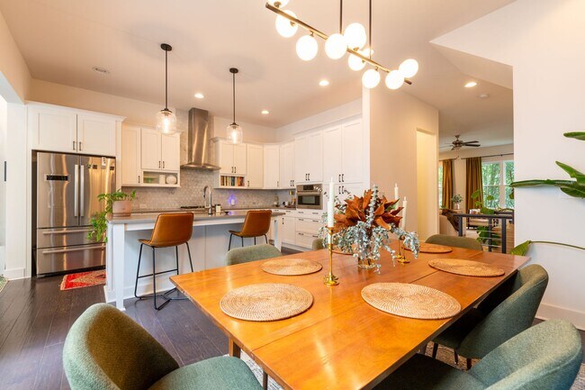Foto del edificio - 3 bedroom/3.5 bathroom Beauty in the Heart...