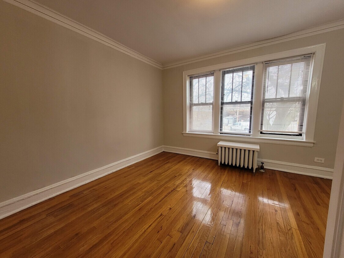 bedroom - 2259 W Eastwood Ave