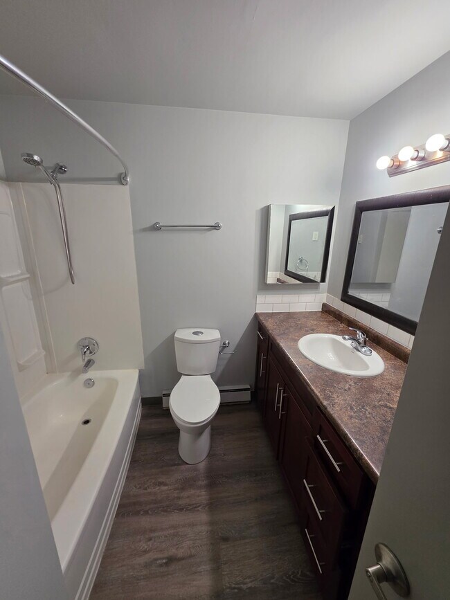 Photo du bâtiment - 155-155 Mighton Ave