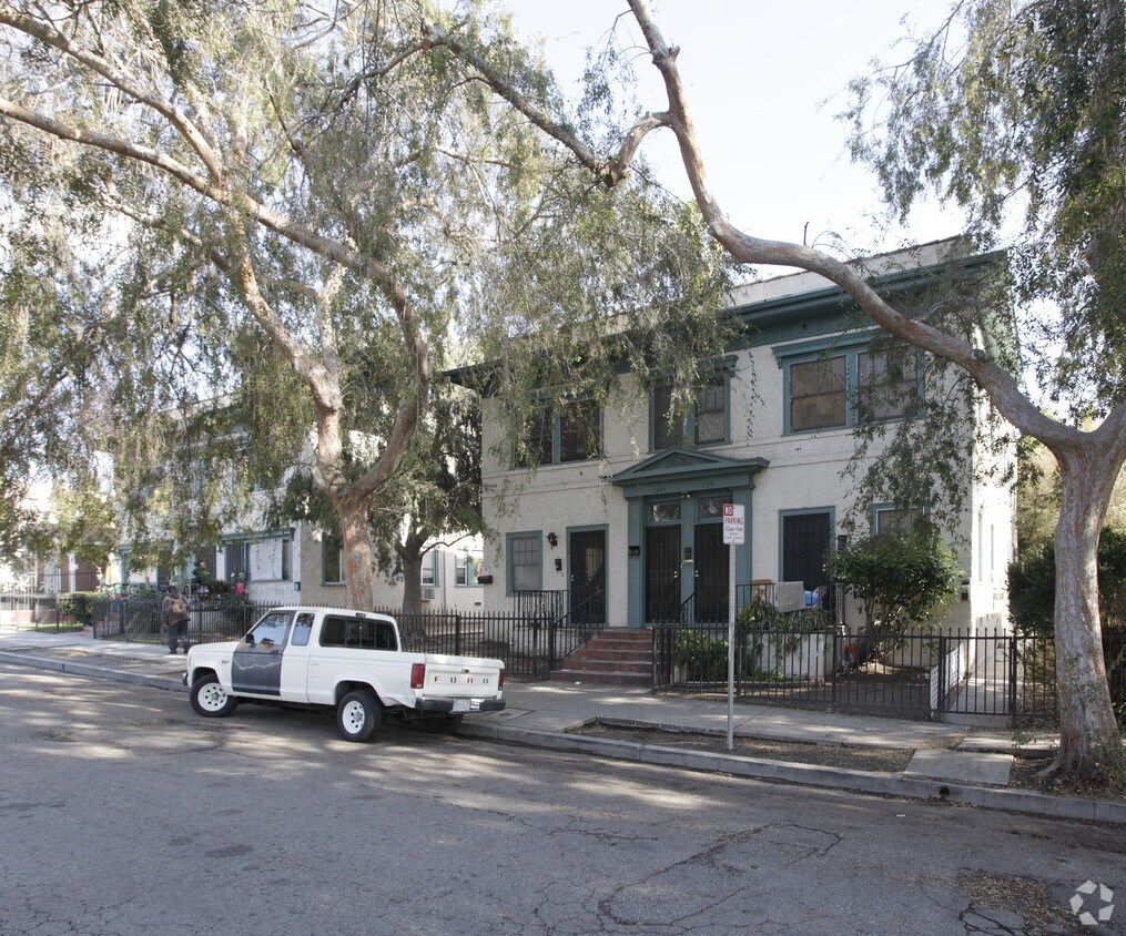 Building Photo - 128-138 Robinson St