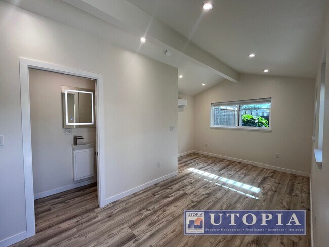 Foto del edificio - Brand New, Cozy Studio right near West Cliff