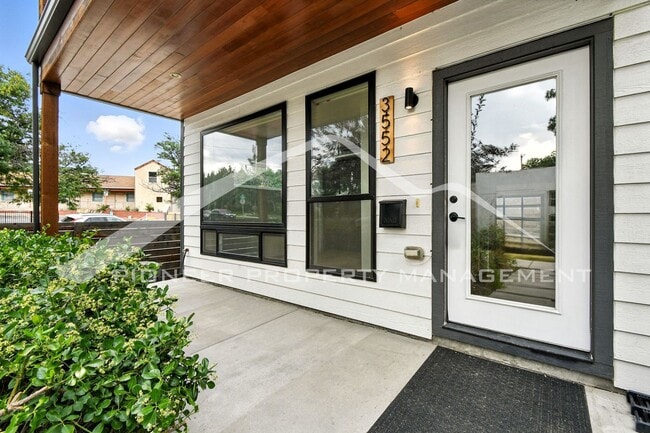 Building Photo - Stunning Home with Washer/Dryer and Centra...