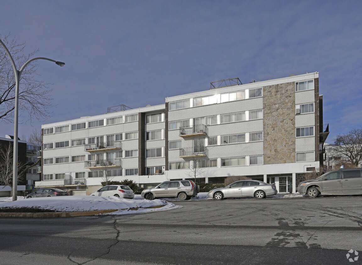 Place CoteVertu Apartments 1295 JulesPoitras Montréal, QC