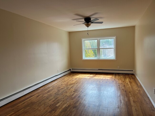 Building Photo - 410 Jericho Tpke