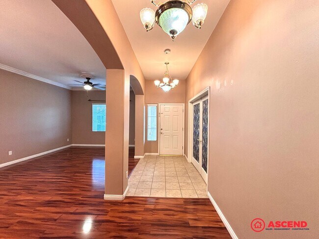 Building Photo - Lovely 5 Bedroom Home In River Oaks Area!