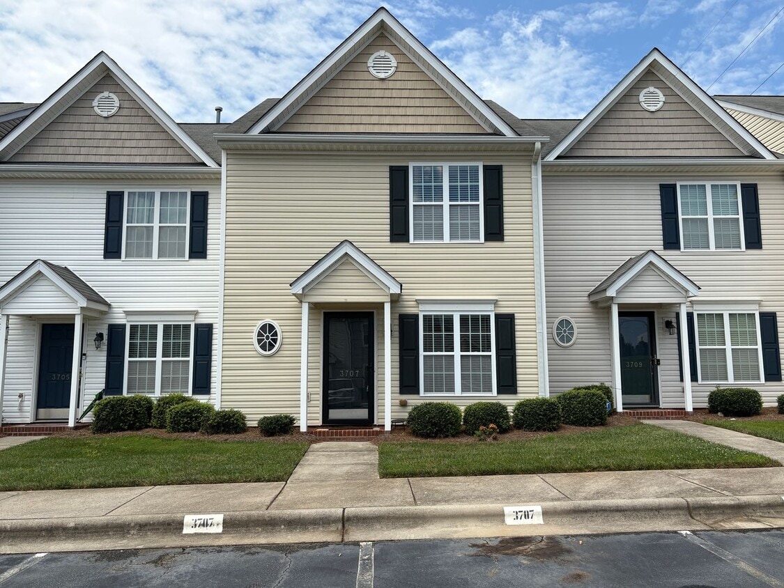 Primary Photo - 3 Bedroom, 2.5 Bathroom Townhouse in High ...