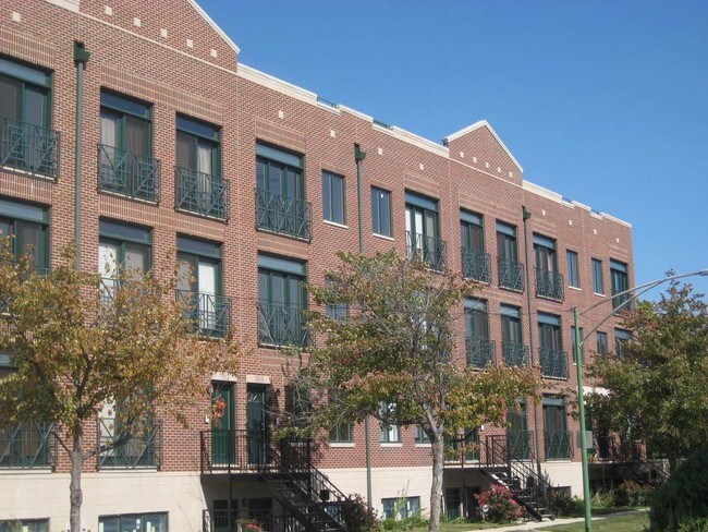 Primary Photo - 7002-7016 W Medill Ave