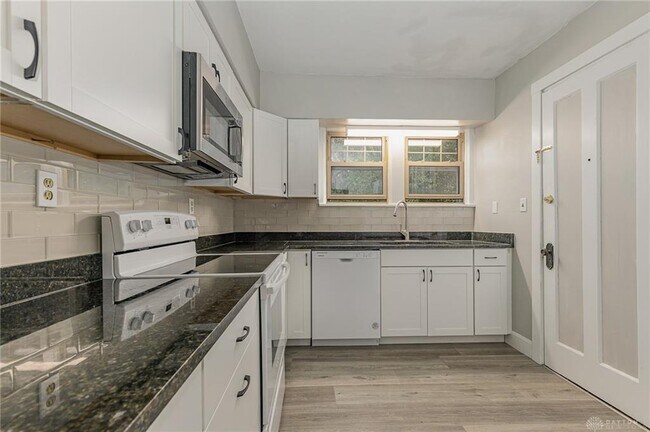 Foto del edificio - 4038 Clifton Ave