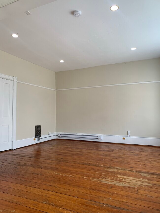 Building Photo - 422 Loras Blvd